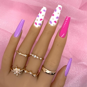 LOVE ME / Uñas con forma de corazón de San Valentín en color rosa, morado y blanco / Uñas postizas