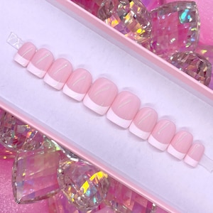 CLASSIC FRENCH | French Tip Press On nails