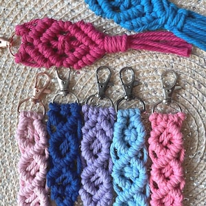 Makraményckelring, diamantknut boho nyckelring, handgjord present till henne, minimal boho väskberlock, bilnyckeltillbehör