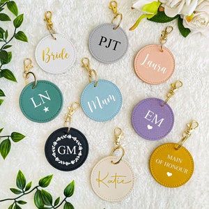 Llavero redondo personalizado, llavero con inicial circular personalizado, llavero de piel sintética, llavero con monograma, regalo personalizado, regalos para damas de honor