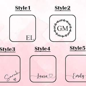 K&ouml;nnte beinhalten: F&uuml;nf verschiedene Stile von personalisierten Namensschildern. Stil 1 ist ein schlichtes Design mit den Initialen "EL". Stil 2 zeigt einen Kranz mit den Initialen "GM". Stil 3 tr&auml;gt den Namen "Sarah" in Kursivschrift mit einem Herzen. Stil 4 tr&auml;gt den Namen "Laura" in Kursivschrift mit einem Herzen. Stil 5 tr&auml;gt den Namen "Emily" in Kursivschrift.