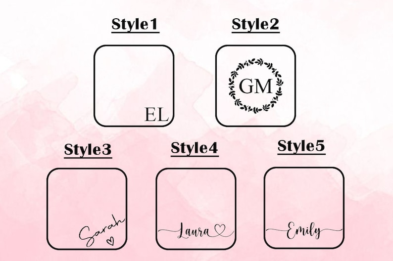 K&ouml;nnte beinhalten: F&uuml;nf verschiedene Stile von personalisierten Namensschildern. Stil 1 ist ein schlichtes Design mit den Initialen "EL". Stil 2 zeigt einen Kranz mit den Initialen "GM". Stil 3 tr&auml;gt den Namen "Sarah" in Kursivschrift mit einem Herzen. Stil 4 tr&auml;gt den Namen "Laura" in Kursivschrift mit einem Herzen. Stil 5 tr&auml;gt den Namen "Emily" in Kursivschrift.