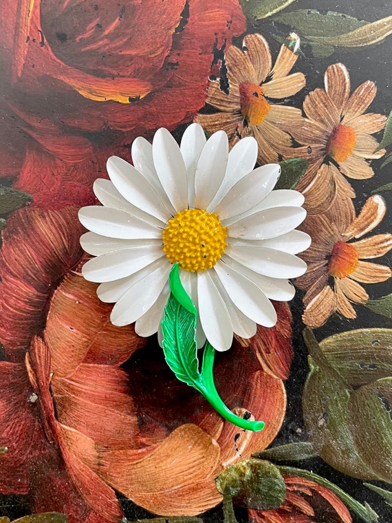 Mid Century Flower Power daisy pin Gem