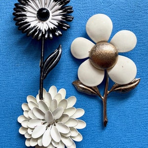 vintage flower power pins, lot of 3