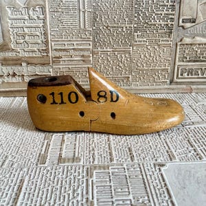 Vintage wooden child’s shoe form, size 8D