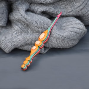 Wooden Handmade Multi color crochet hooks ergonomic handle knitting hook 3mm to 16mm Soft Handle Knit Needles 4 types of color used in hook