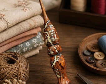 Uncinetto in legno fatto a mano, manico in resina, strumento ergonomico per uncinetto, regalo per chi lavora all'uncinetto.
