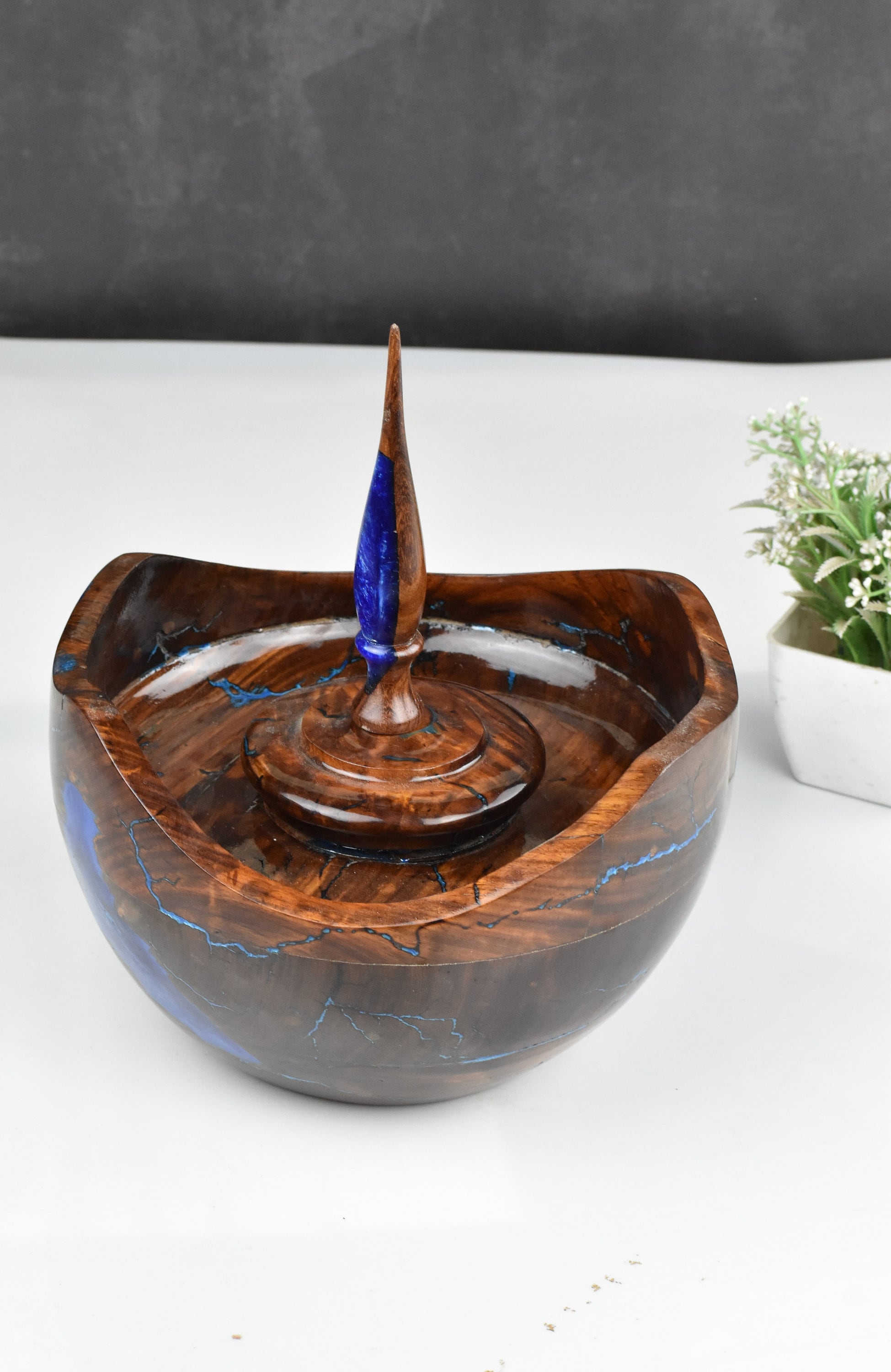 Urna cineraria in palissandro fatta a mano: scatola per ceneri in legno