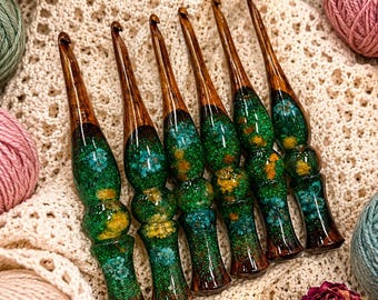 Handmade Emerald Resin Wood Crochet Hook, Ergonomic Crochet Needle, Artisan Fiber Craft Tool, Gift