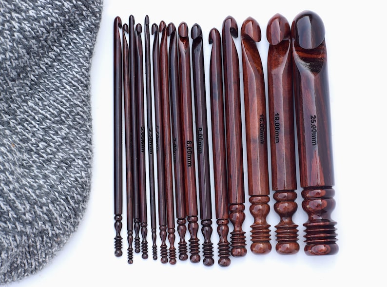 Ergonomic Wooden crochet hooks Set of 15 Natural Rosewood crochet hooks set Wooden yarn handled Engraved with Sizes Best idea for gift zdjęcie 2