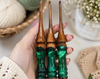 Handcrafted Wooden Crochet Hook Set – Green Resin Handle, Ergonomic Hardwood Hooks for Knitting & Crocheting