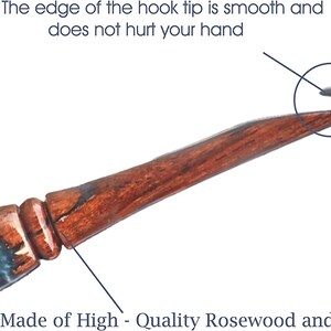 Puede incluir: Un ganchillo fabricado en madera marr&oacute;n y resina azul. La herramienta presenta una punta de gancho lisa y redondeada. El texto en la imagen dice: The edge of the hook tip is smooth and does not hurt your hand, y Made of High - Quality Rosewood and Resin.