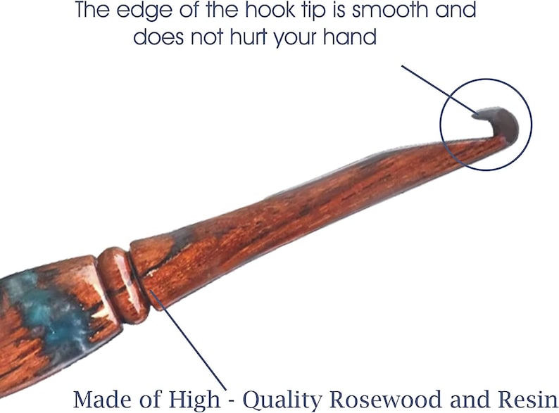Puede incluir: Un ganchillo fabricado en madera marr&oacute;n y resina azul. La herramienta presenta una punta de gancho lisa y redondeada. El texto en la imagen dice: The edge of the hook tip is smooth and does not hurt your hand, y Made of High - Quality Rosewood and Resin.