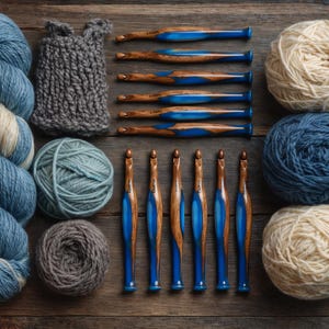 Pu&ograve; includere: Un set di forniture per filati che include una grande matassa blu e crema, due gomitoli pi&ugrave; piccoli in blu e grigio e un campione lavorato a maglia grigio. Dodici uncinetti con manici in legno e dettagli in resina blu sono disposti in due file.