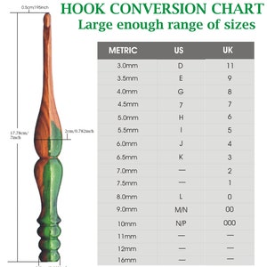 K&ouml;nnte beinhalten: Eine Tabelle mit H&auml;kelnadelgr&ouml;&szlig;en in Millimetern, US-Gr&ouml;&szlig;en und UK-Gr&ouml;&szlig;en. Die Tabelle umfasst Gr&ouml;&szlig;en von 3,0 mm bis 16 mm. Die Tabelle tr&auml;gt den Titel "HOOK CONVERSION CHART" und "Large enough range of sizes".