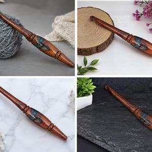 Puede incluir: Un ganchillo artesanal con mango de madera pulida en color marr&oacute;n oscuro y una incrustaci&oacute;n decorativa central de resina azul y negra. La herramienta presenta un eje c&oacute;nico y un gancho curvado en un extremo con un acabado liso y brillante.
