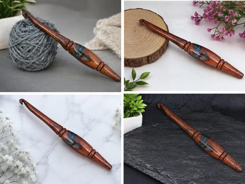 Puede incluir: Un ganchillo artesanal con mango de madera pulida en color marr&oacute;n oscuro y una incrustaci&oacute;n decorativa central de resina azul y negra. La herramienta presenta un eje c&oacute;nico y un gancho curvado en un extremo con un acabado liso y brillante.