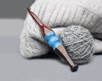 Juego de agujas de crochet hechas a mano, gancho ergonómico de madera con mango suave de epoxi azul.