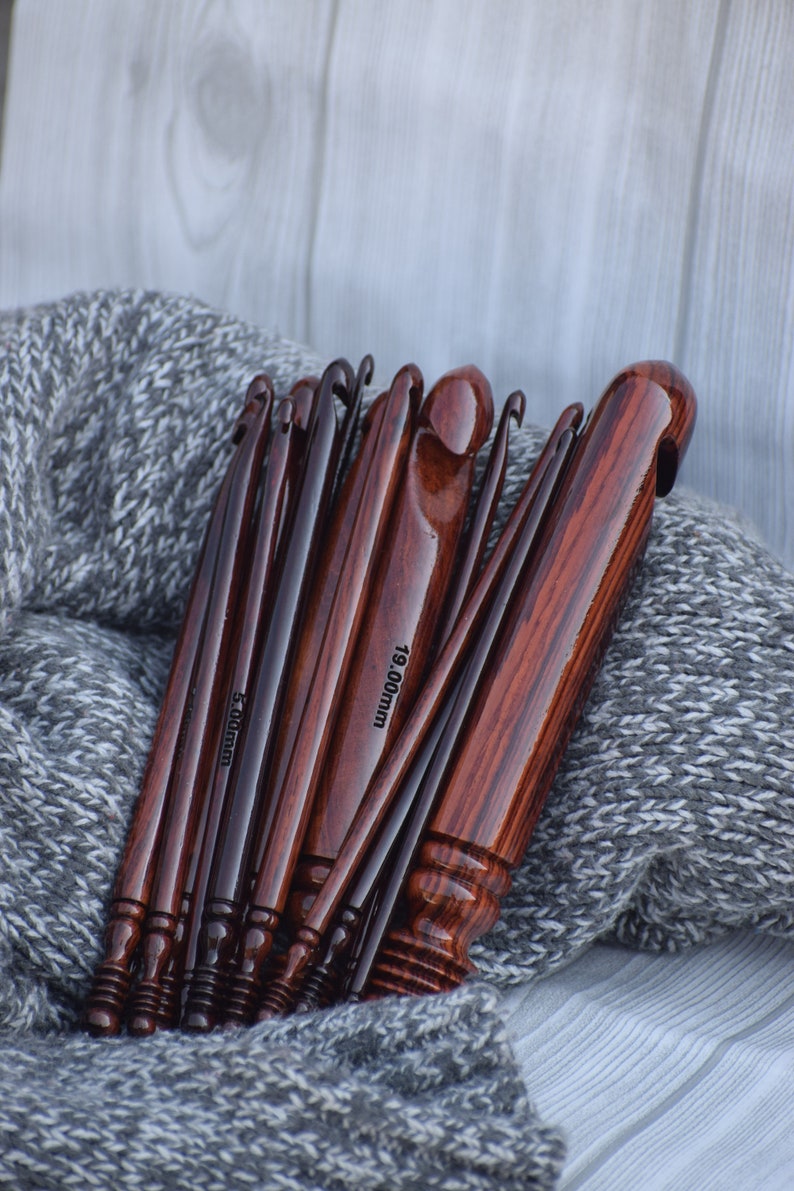 Ergonomic Wooden crochet hooks Set of 15 Natural Rosewood crochet hooks set Wooden yarn handled Engraved with Sizes Best idea for gift zdjęcie 1