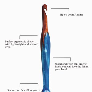 Pu&ograve; includere: Un uncinetto con una parte superiore in legno marrone e un manico in resina blu. L'immagine include le etichette di testo: Tip on point / inline, Perfect ergonomic shape with lightweight and smooth grip, Wood and resin mix crochet hook. you will love the fell in your hand, e Smooth surface allow you to enter the stitch loops more easily.