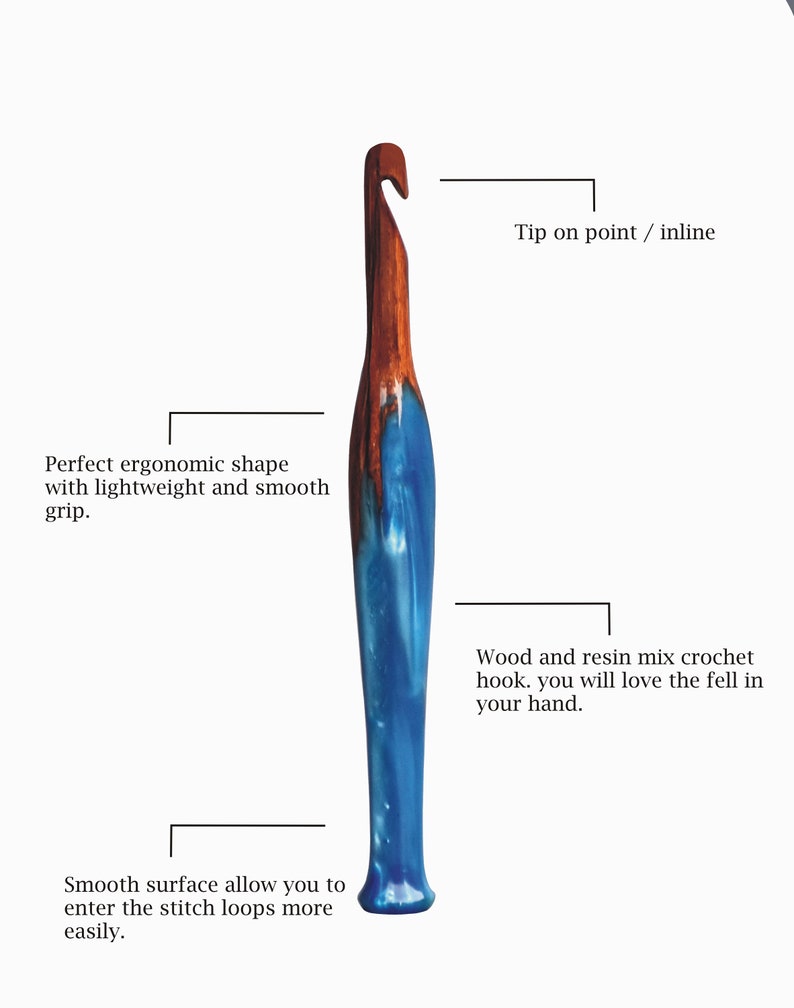 Pu&ograve; includere: Un uncinetto con una parte superiore in legno marrone e un manico in resina blu. L'immagine include le etichette di testo: Tip on point / inline, Perfect ergonomic shape with lightweight and smooth grip, Wood and resin mix crochet hook. you will love the fell in your hand, e Smooth surface allow you to enter the stitch loops more easily.