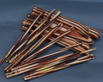 Juego de 13 ganchos de ganchillo de madera hechos a mano - 3,5 mm a 12 mm - Ganchos de ganchillo ergonómicos torneados a mano para tejer y ganchillo-grabados con tamaños