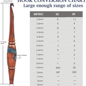 Puede incluir: Un ganchillo de madera con una incrustaci&oacute;n de resina azul, mostrado junto a una tabla de conversi&oacute;n de tama&ntilde;os. El ganchillo mide 17,78 cm de largo, con un ancho de 2 cm en el centro y 1,2 cm en la base. La tabla enumera tama&ntilde;os m&eacute;tricos, US y UK.