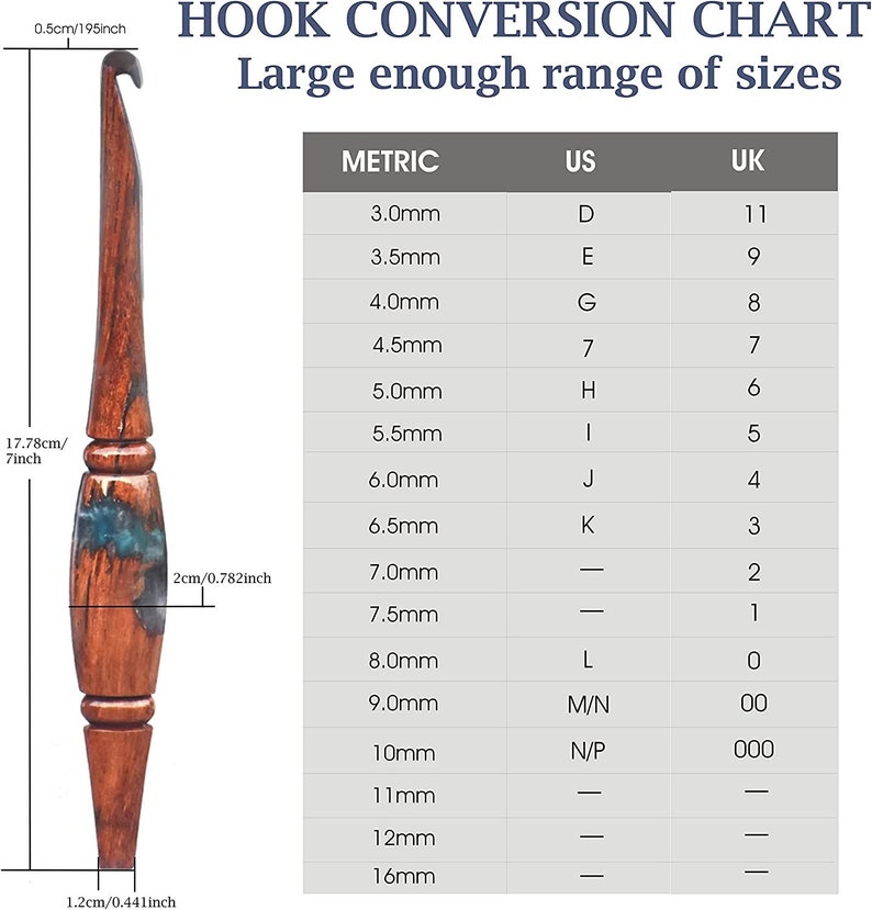 Puede incluir: Un ganchillo de madera con una incrustaci&oacute;n de resina azul, mostrado junto a una tabla de conversi&oacute;n de tama&ntilde;os. El ganchillo mide 17,78 cm de largo, con un ancho de 2 cm en el centro y 1,2 cm en la base. La tabla enumera tama&ntilde;os m&eacute;tricos, US y UK.