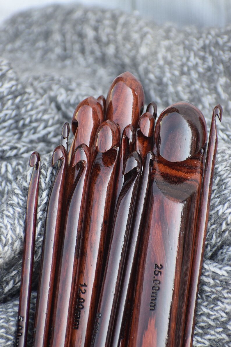 Ergonomic Wooden crochet hooks Set of 15 Natural Rosewood crochet hooks set Wooden yarn handled Engraved with Sizes Best idea for gift zdjęcie 4