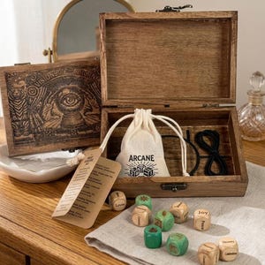 Arcane Divination Tärningsset med Graverad Trälåda, Celestial Oracle Tärningar, Hednisk Altardekor