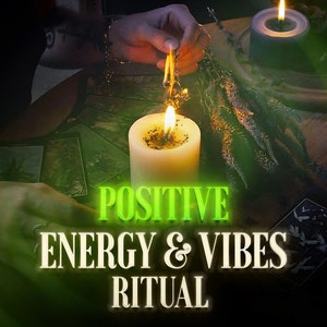 Op de afbeelding: Een persoon steekt een kaars en wierookstokjes aan als onderdeel van een ritueel voor positieve energie en goede vibes. De afbeelding bevat tarotkaarten en de tekst "POSITIVE ENERGY & VIBES RITUAL".