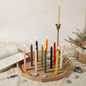 Conjunto de 12 mini velas cônicas em cores sortidas, sem perfume, para rituais, feitiços e decoração de Natal.