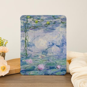 Könnte beinhalten: Ein Gemälde von Seerosen in einem Teich. Das Wasser ist hellblau und die Seerosen sind rosa. Der Hintergrund ist ein hellblauer und violetter Himmel.