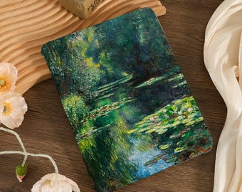 Puede incluir: Una funda para tableta con una pintura impresionista de un jardín acuático, con nenúfares y reflejos. La obra de arte utiliza tonos verdes, azules y amarillos, creando una estética tranquila y artística.
