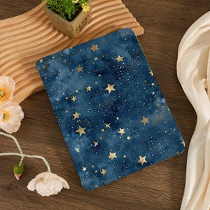 Può includere: Una custodia per laptop a tema galassia blu e oro con sfondo acquerellato e stelle dorate.