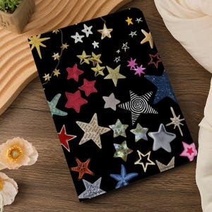 Pu&ograve; includere: Uno sfondo nero con una variet&agrave; di stelle colorate, tra cui rosso, oro, argento e blu. Le stelle sono di diverse dimensioni e forme, e alcune hanno un design a spirale. Lo sfondo &egrave; nero, e le stelle sono sparse casualmente.