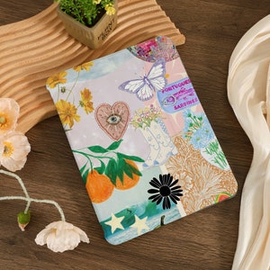 Könnte beinhalten: Eine bunte Collage-iPad-Hülle mit einem Schmetterling, Blumen, einem Herz mit einem Auge, Stiefeln, einer schwarzen Sonnenblume und dem Text "Portuguese Sardines".