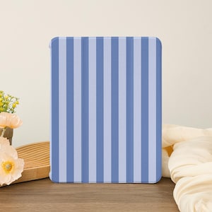 Puede incluir: Una funda para tablet a rayas azules y blancas. La funda está hecha de un material suave y duradero y tiene un diseño elegante y moderno.