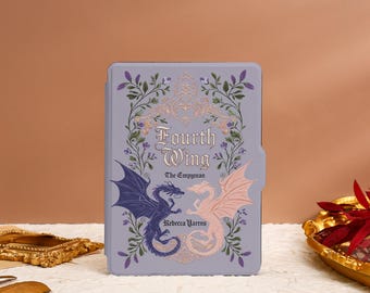 Puede incluir: Una cubierta de libro púrpura con un diseño floral y dos dragones enfrentados. El título del libro es "Fourth Wing: The Empyrean" de Rebecca Yarros.