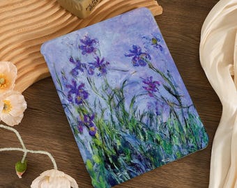 Puede incluir: Una funda para tableta con una pintura floral de lirios morados y hierba verde sobre un fondo azul. La obra de arte es de estilo impresionista. La funda es rectangular con esquinas redondeadas.