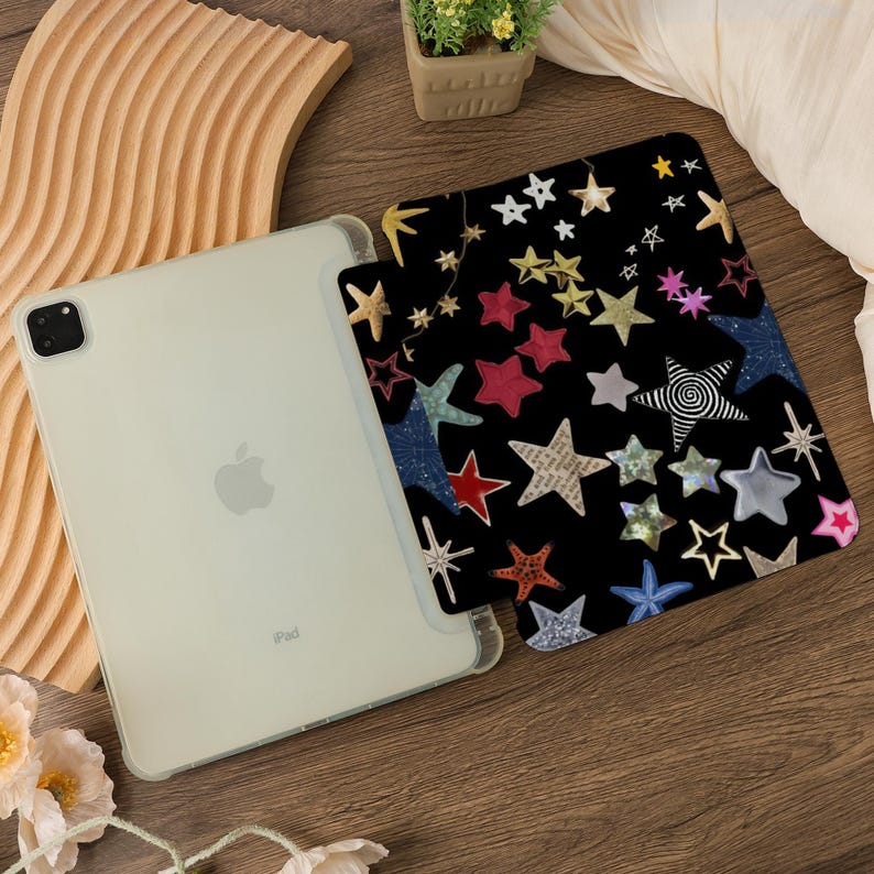 Pu&ograve; includere: Una custodia nera per iPad con un motivo a stelle colorate. La custodia presenta una variet&agrave; di stelle in diversi colori, dimensioni e forme, tra cui rosso, blu, giallo e verde. La custodia &egrave; progettata per adattarsi a un iPad.