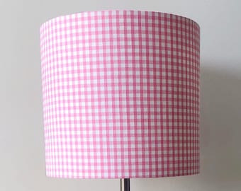 Rosa Vichy-Lampenschirm, rosa Gingham Karo, rosa Vichykaro, Landhaus Lampenschirme, Schachbrettmuster, Uni karierte Stoffe, zeitgenössischer Lampenschirm