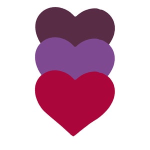 Peut inclure: Trois cœurs empilés dans des tons de violet et de rouge. Le cœur du haut est violet foncé, le cœur du milieu est violet clair et le cœur du bas est rouge foncé.