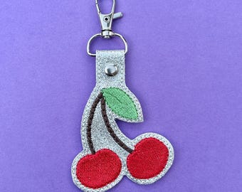 Llavero de cerezas brillantes - Charm para bolso - Piel sintética - Hecho a mano