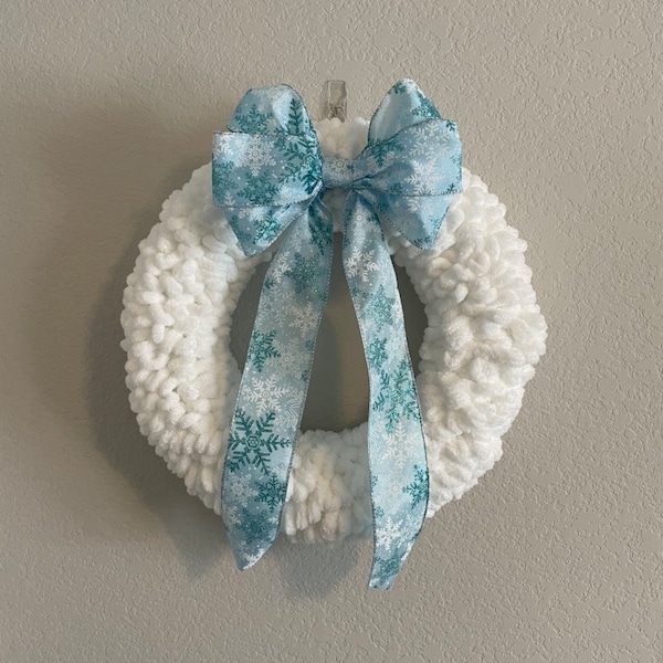 Snowflake Wreath, Christmas Wreath with Loop Yarn Wreath, Holiday Wreath, Wreath with Big Bow, Winter Yarn Wreath