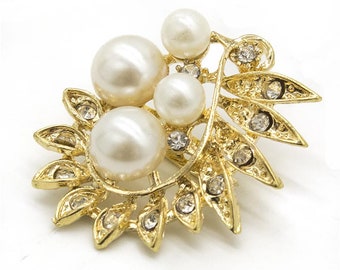 Broche de bijouterie fantaisie dorée avec strass et perles