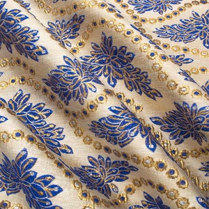 Tissu jacquard laminé bleu, rouge et vert à motif floral doré. Idéal pour les spectacles, le cosplay, les costumes d'époque et les accessoires.