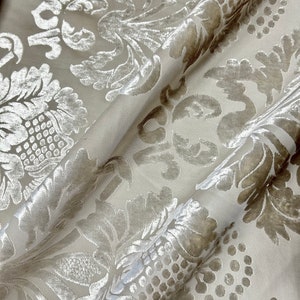 Damask velvet fabric for furnishings, bags, accessories. By the meter multiples of 50 cm: 1 50 x 140 cm 2 100 x 140 cm etc... Panna