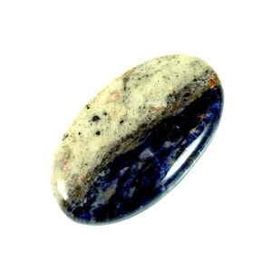 Puede incluir: Una piedra lisa de forma ovalada con la parte superior blanca y gris y la parte inferior azul oscuro. La piedra tiene un acabado natural y pulido.