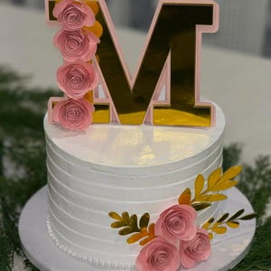 topo de bolo letra M, topo de bolo personalizado, topo de bolo de rosas, topo de aniversário, topo de festa
